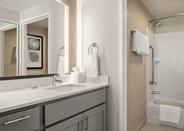By Marriott Chicago Naperville/warrenville Hotel Warrenville
